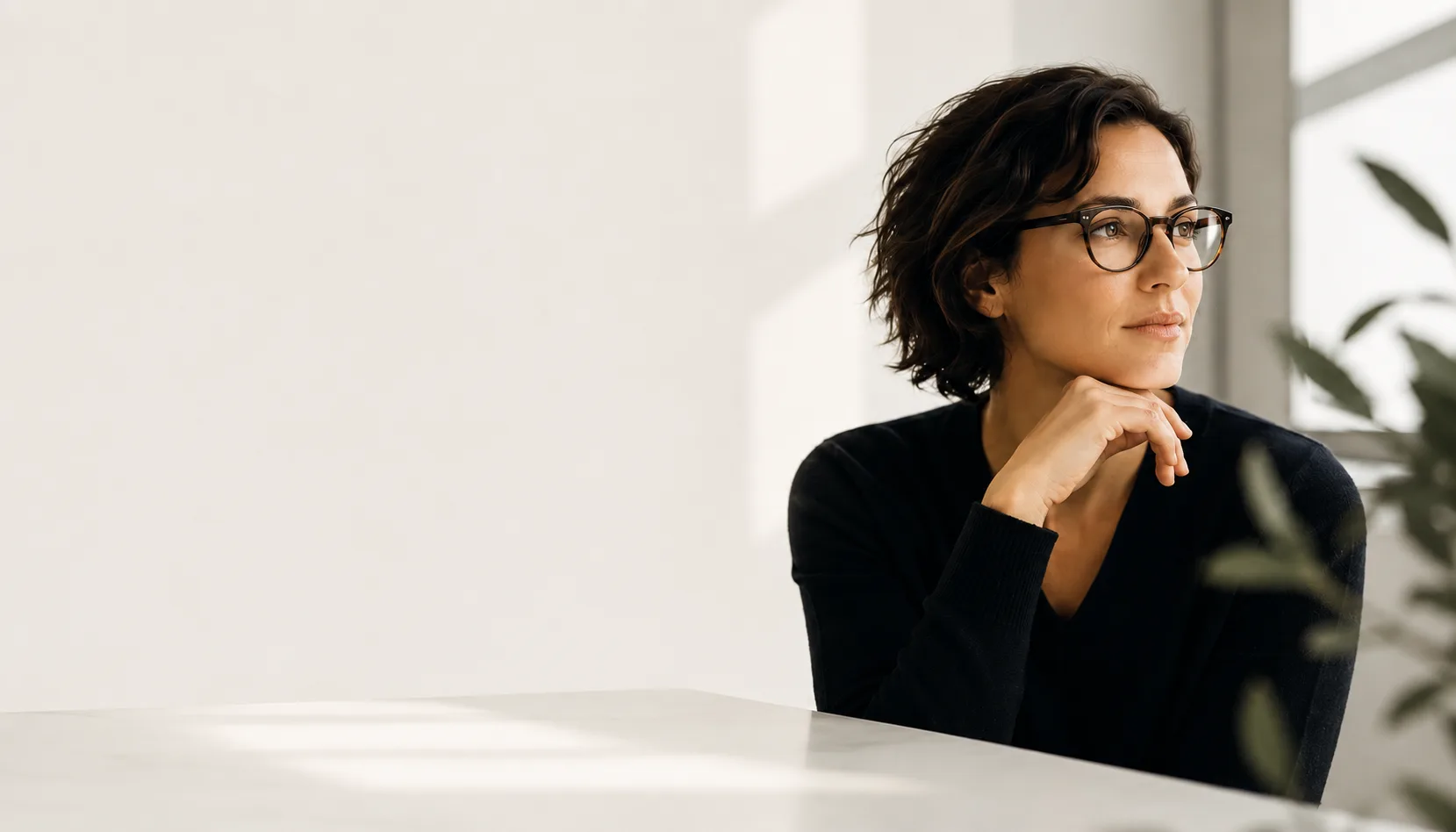 Donna con occhiali seduta alla scrivania