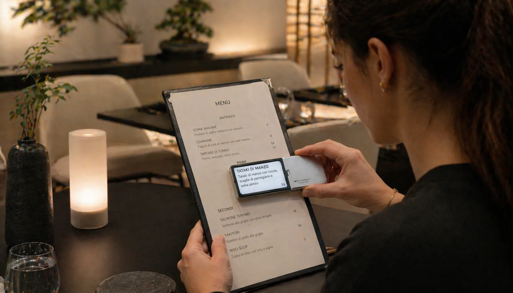 Donna legge il menù al ristorante con la lente illuminata EasyPOCKET